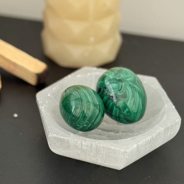 Huevo malaquita y cuenco