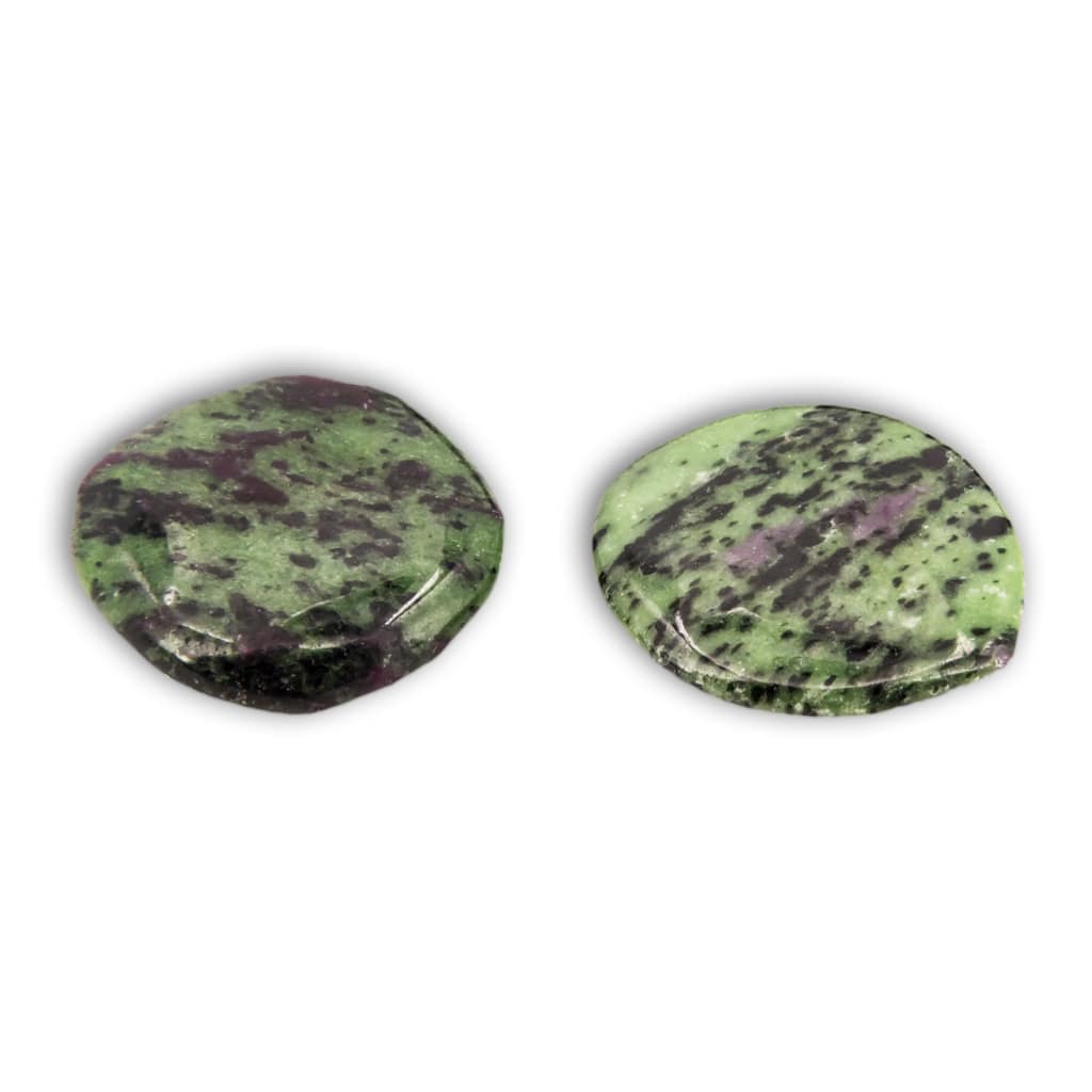 Rodado plano de Rubí con Zoisita